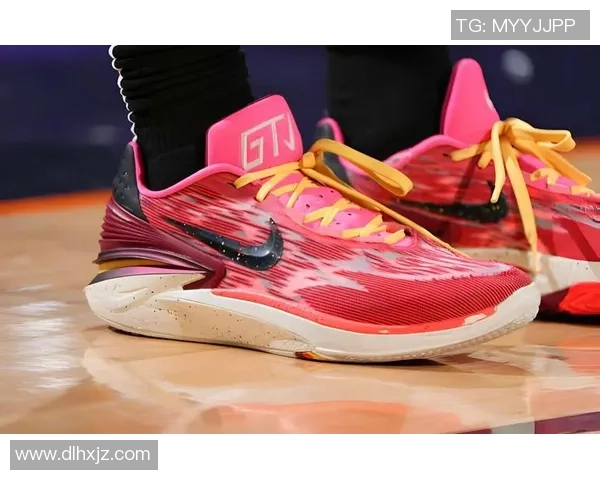 足球球星换鞋瞬间揭秘：他们的选择如何影响比赛表现与个人风格